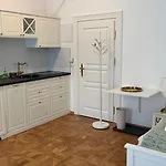Ars Longa Apartment *